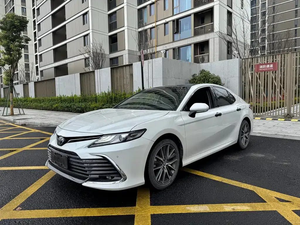 Toyota Camry — фото 9
