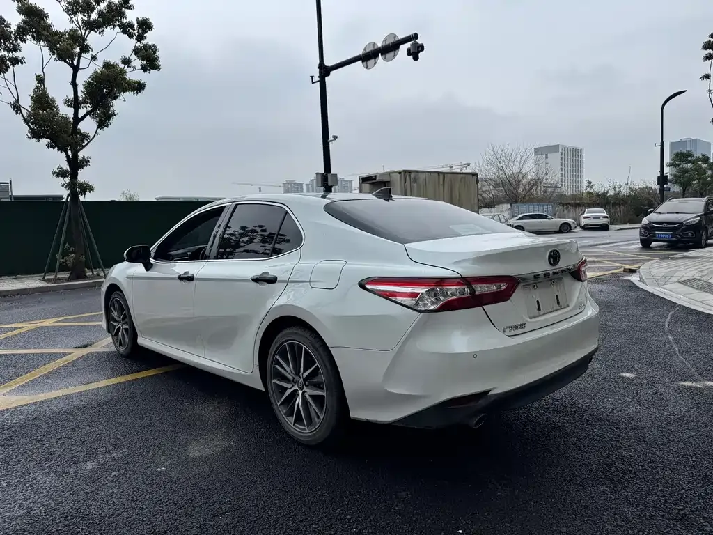 Toyota Camry — фото 7