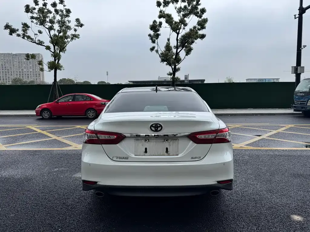 Toyota Camry — фото 8