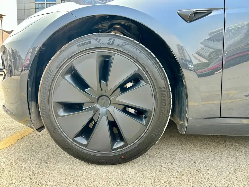 Tesla Model 3 — фото 10