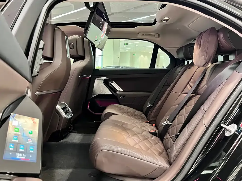 BMW 7 Series 2023 из CN, фото 7