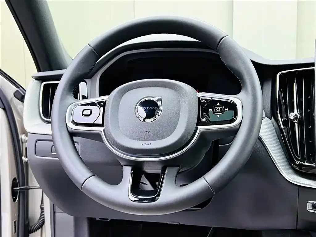 Volvo XC60 — фото 5