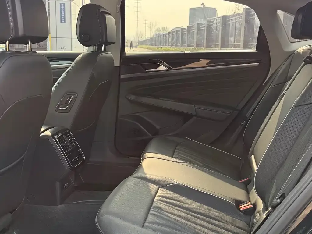 Volkswagen Passat 2023 из CN, фото 2