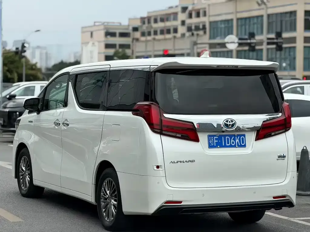 Toyota Alphard — фото 4