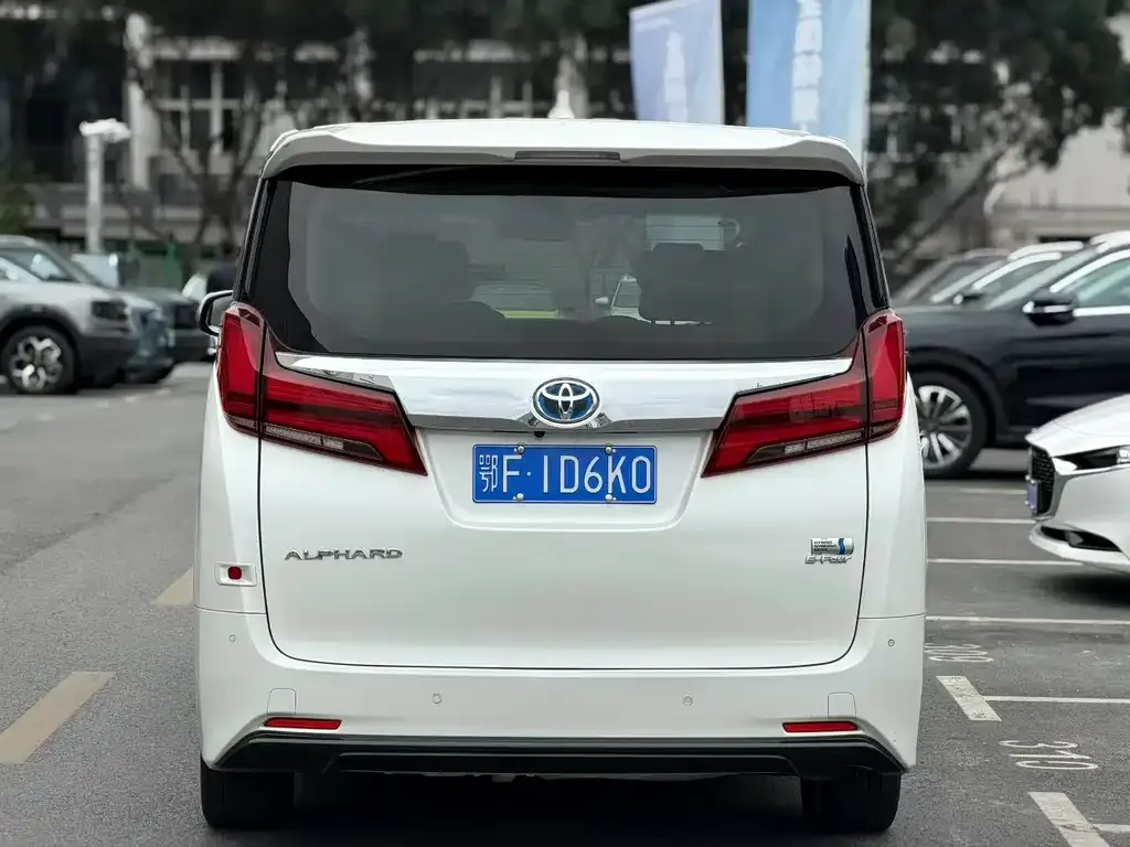 Toyota Alphard — фото 7
