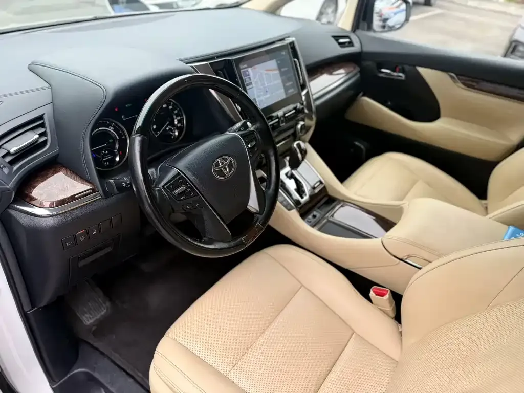 Toyota Alphard — фото 2