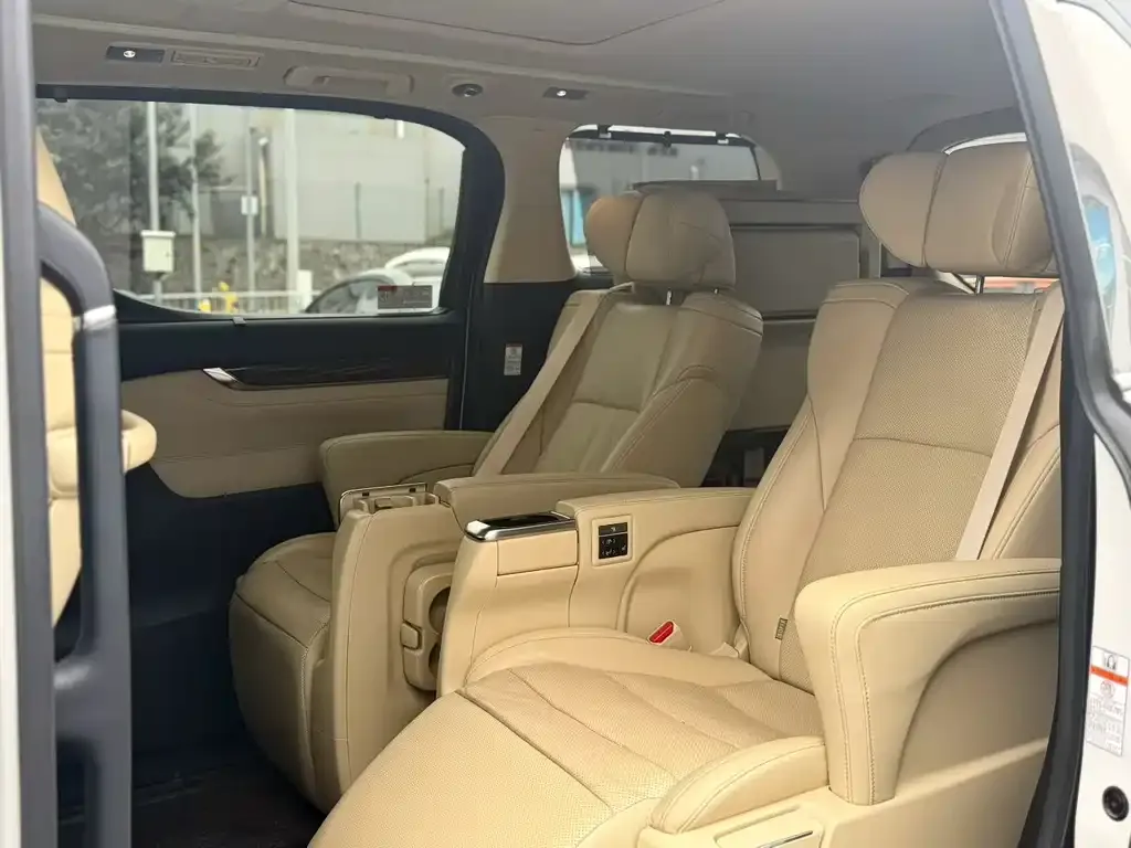 Toyota Alphard — фото 6