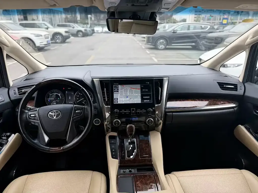 Toyota Alphard — фото 8