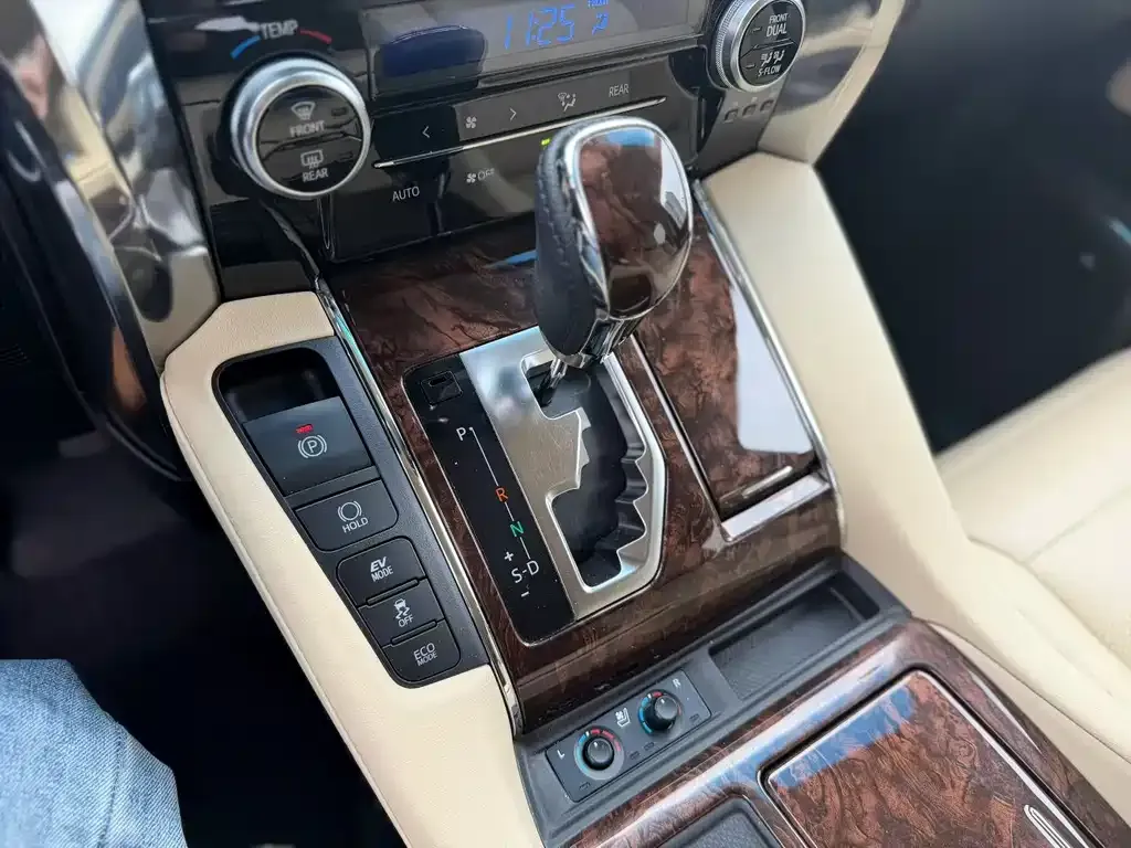 Toyota Alphard — фото 5
