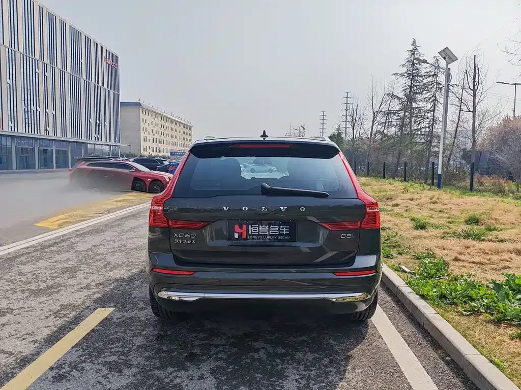 Volvo XC60 — фото 10