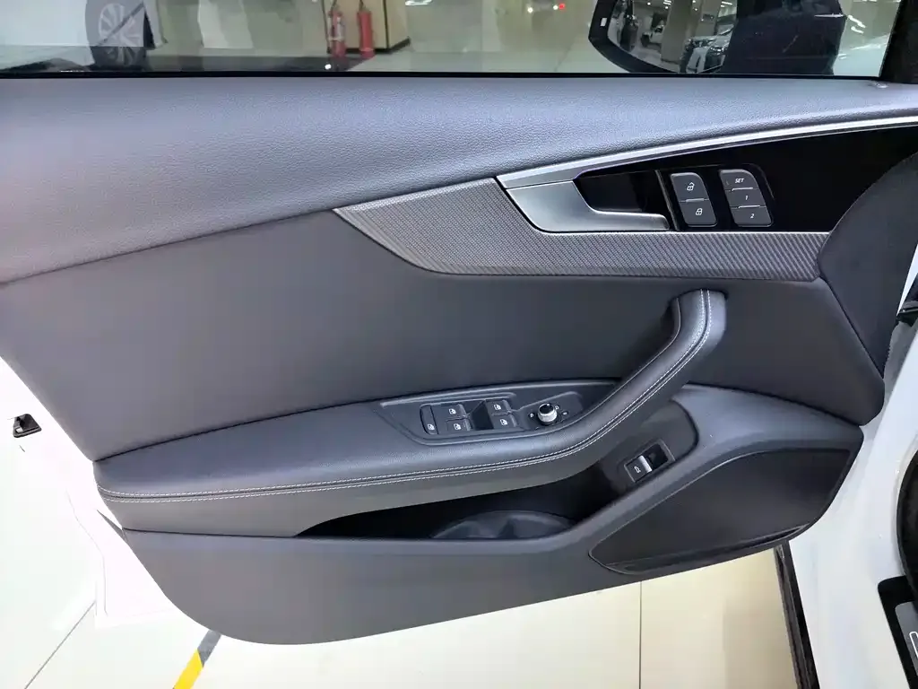 Audi A4L 2023 из CN, фото 3
