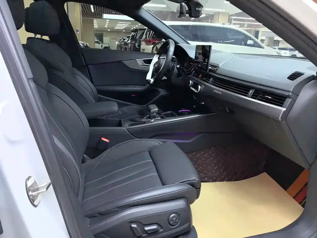 Audi A4L 2023 из CN, фото 4
