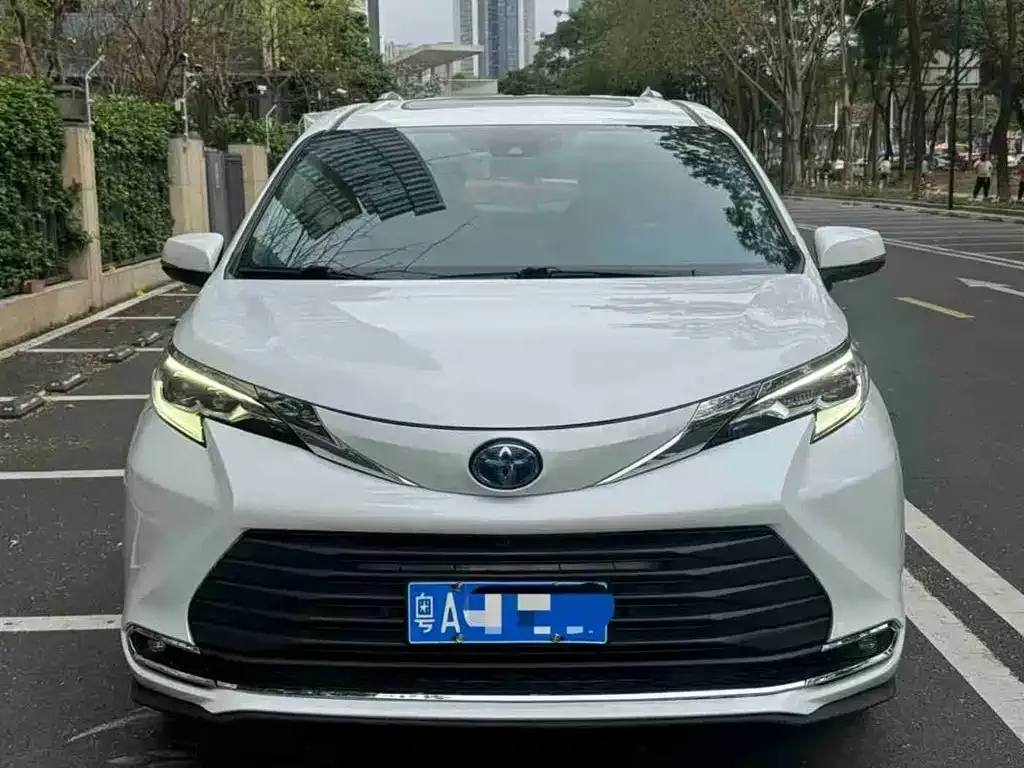 Toyota Sienna — фото 1