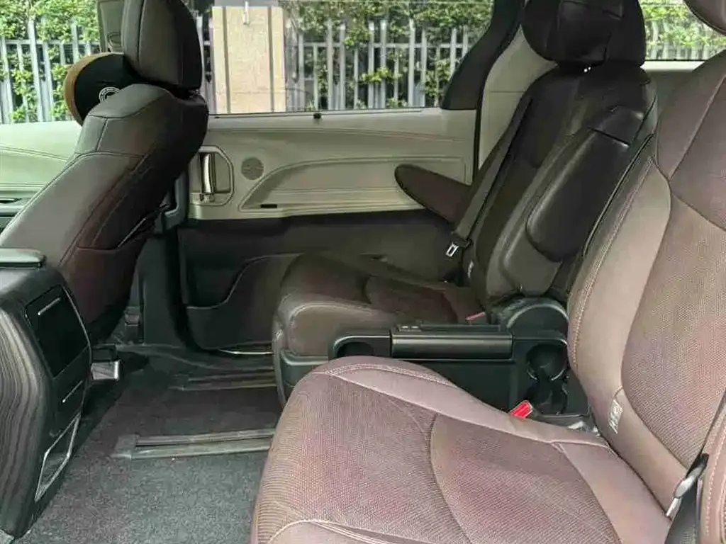 Toyota Sienna — фото 2