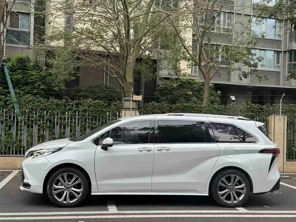 Toyota Sienna — фото 6