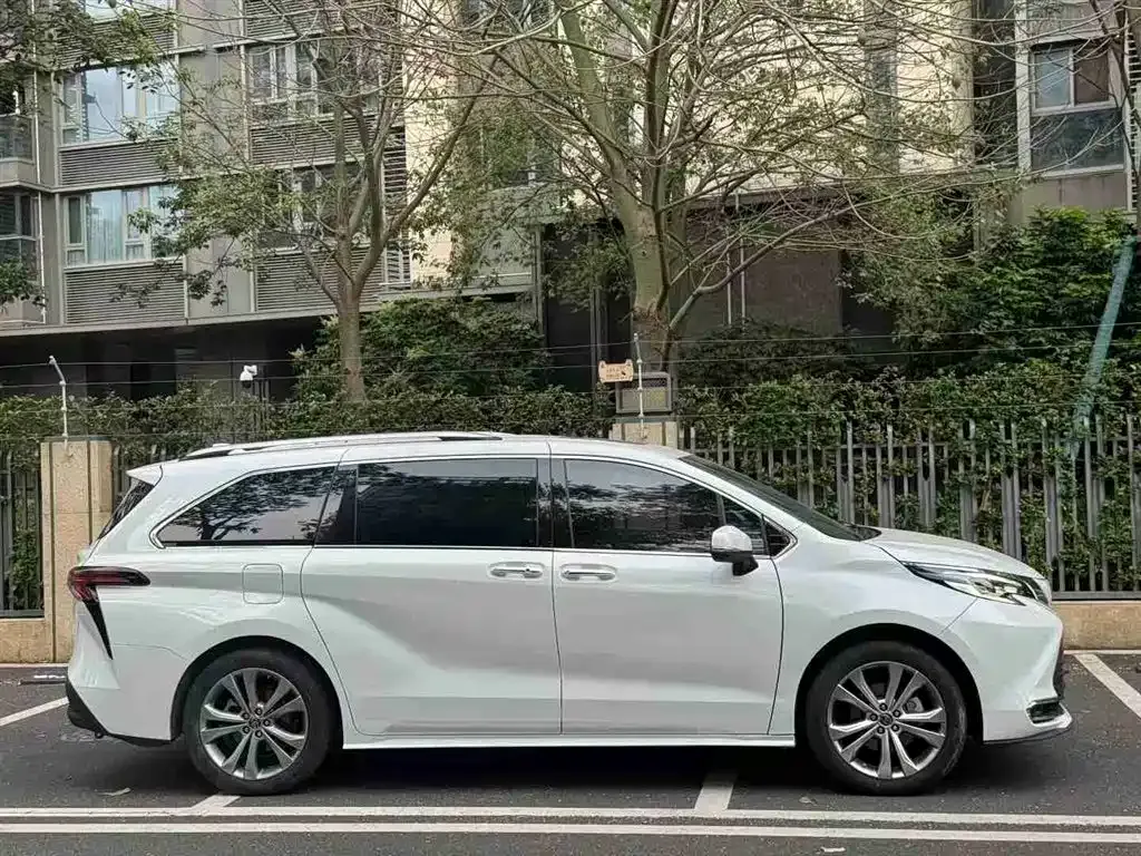 Toyota Sienna — фото 5