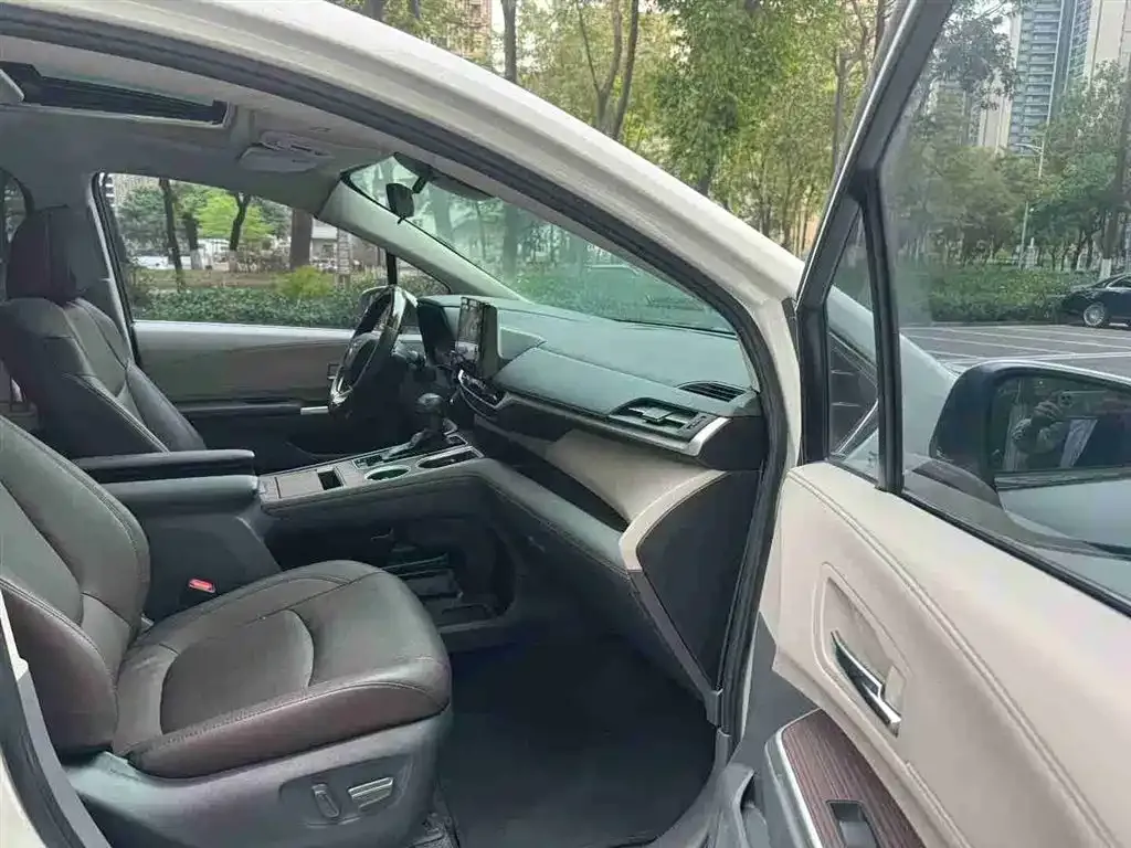 Toyota Sienna — фото 9