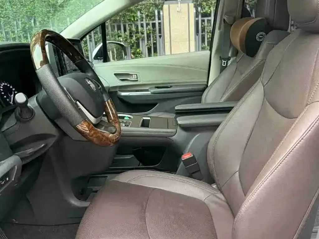Toyota Sienna — фото 10