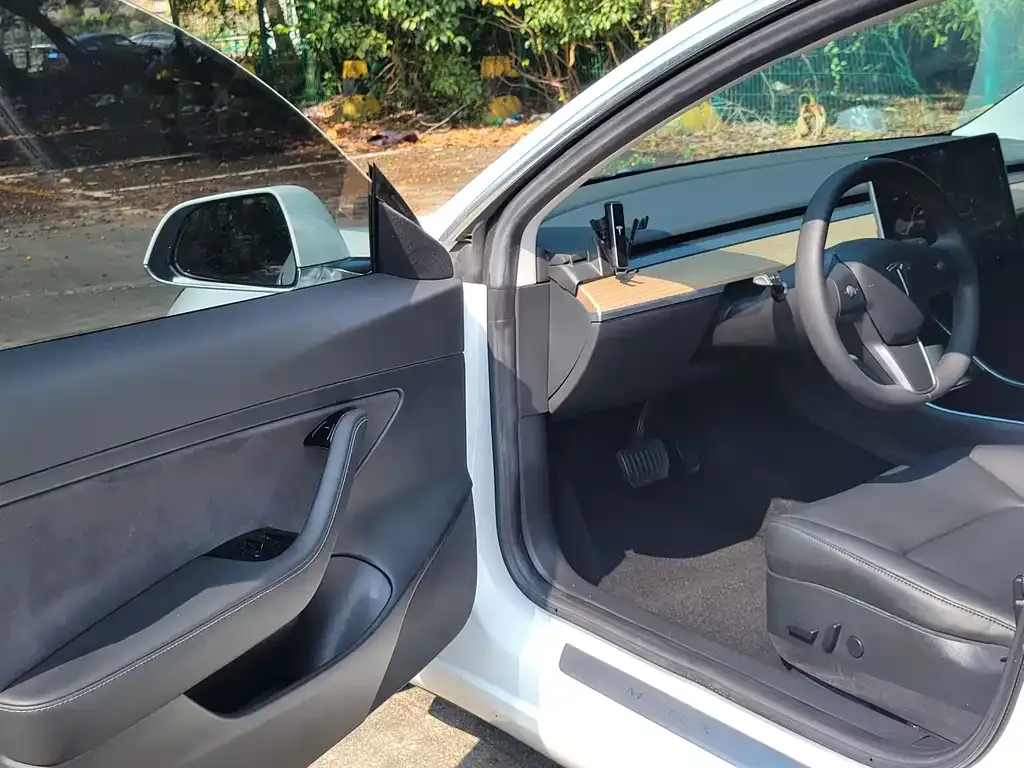 Tesla Model 3 — фото 8