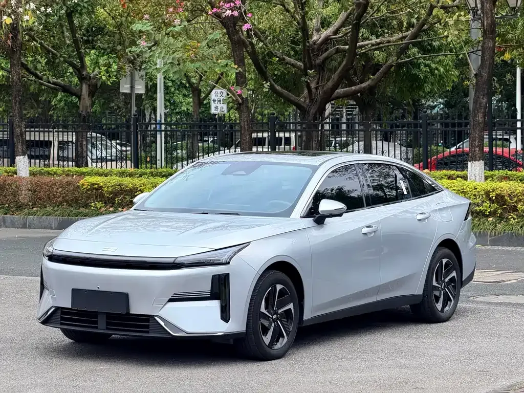 Geely Galaxy L6 — фото 1