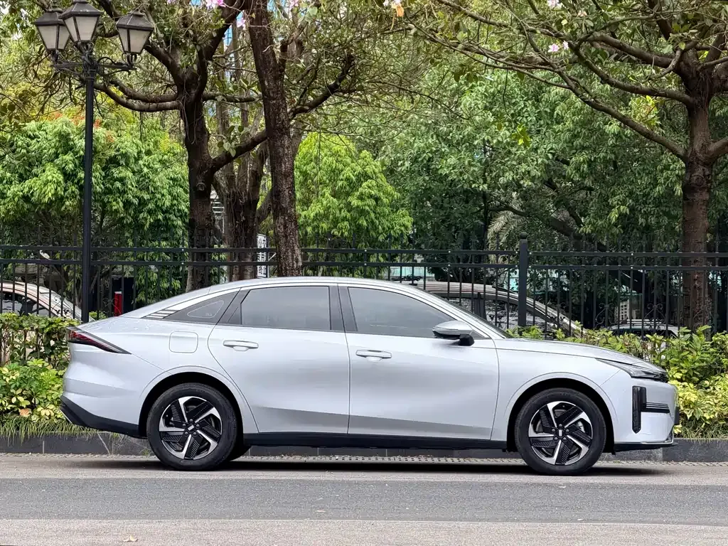 Geely Galaxy L6 — фото 9