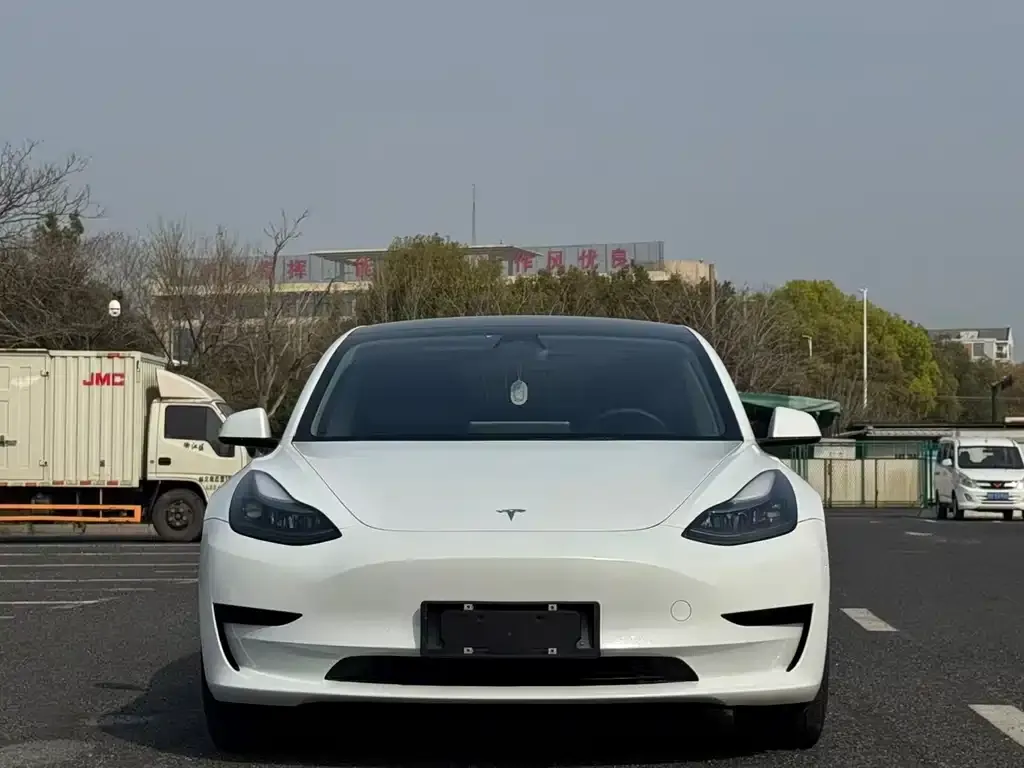 Tesla Model 3 — фото 9
