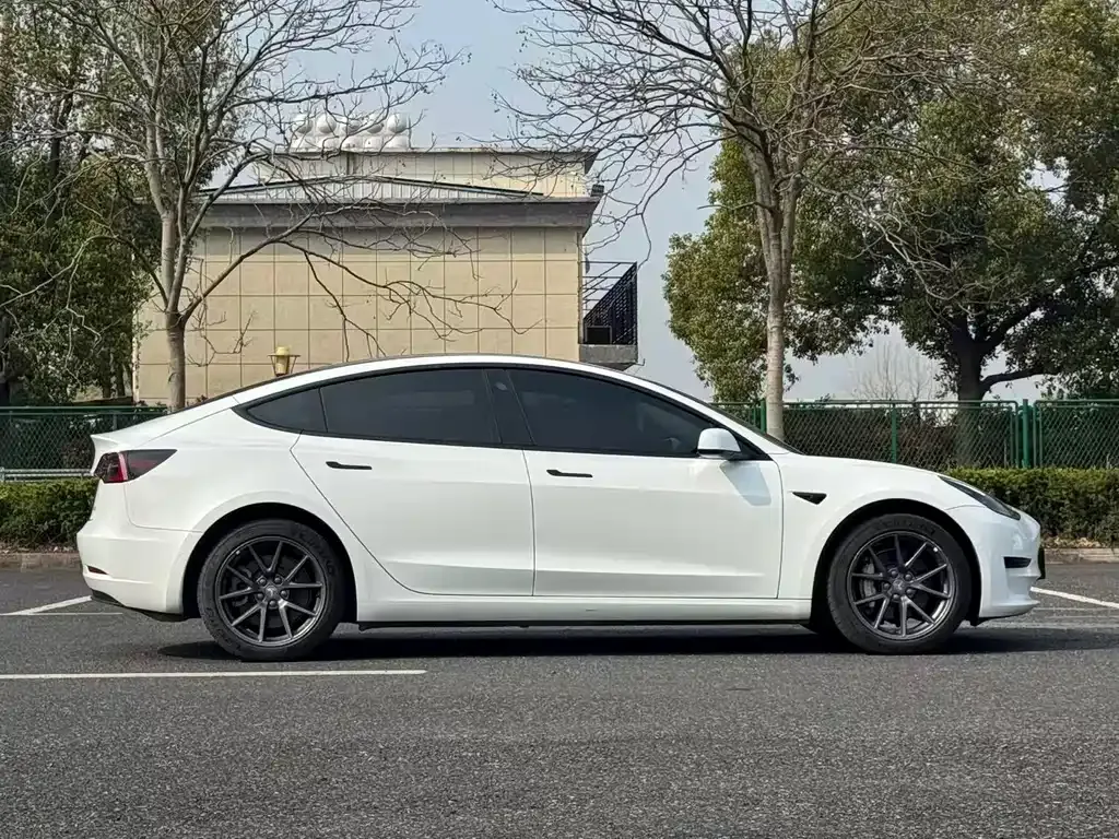 Tesla Model 3 — фото 5