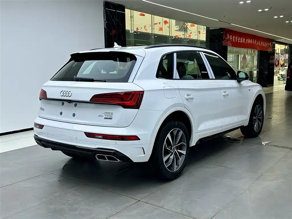 Audi Q5L — фото 10