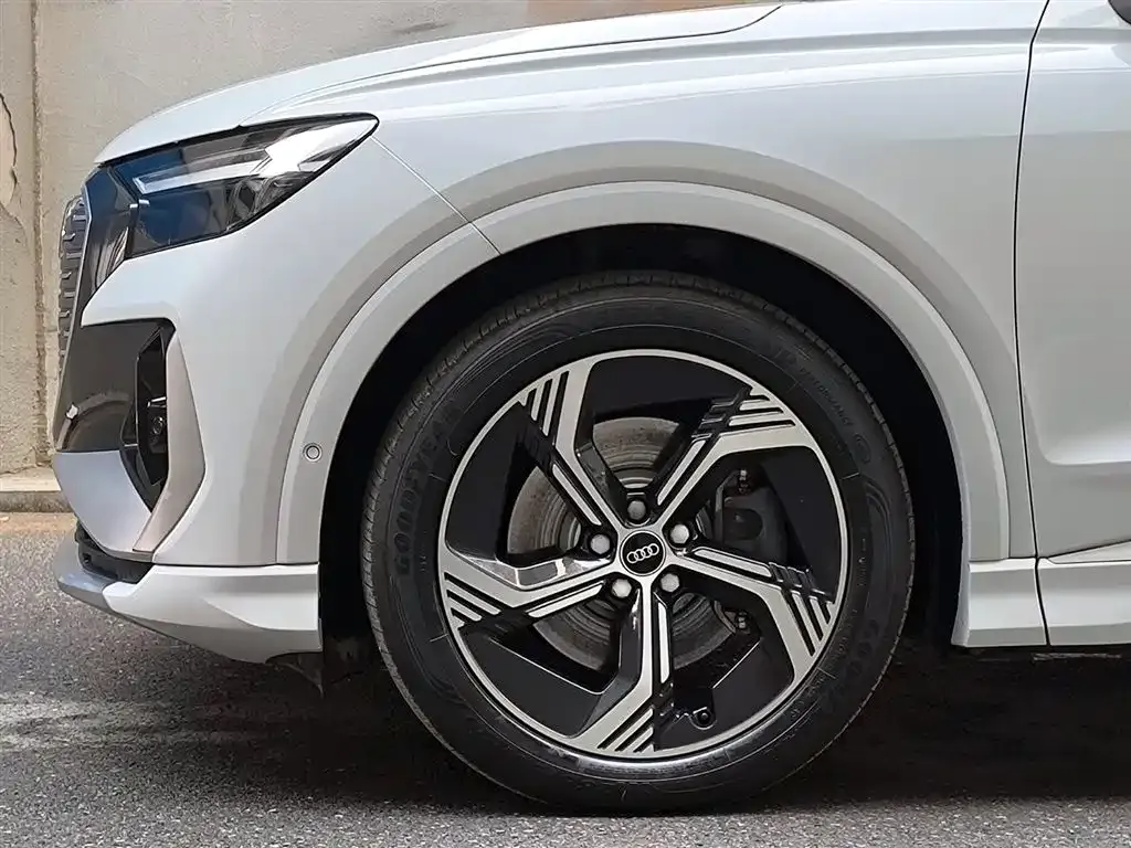 Audi Q4 e-tron — фото 6