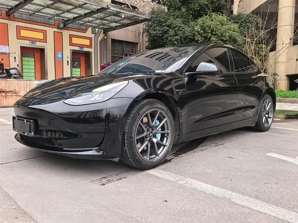 Tesla Model 3 — фото 9