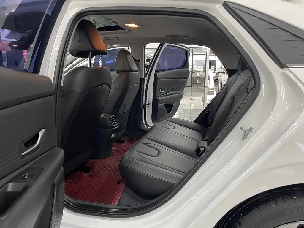 Hyundai Elantra 2023 из CN, фото 7