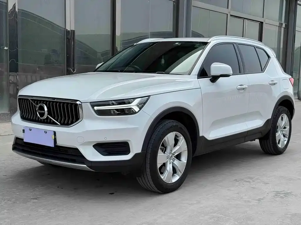 Volvo XC40 — фото 1