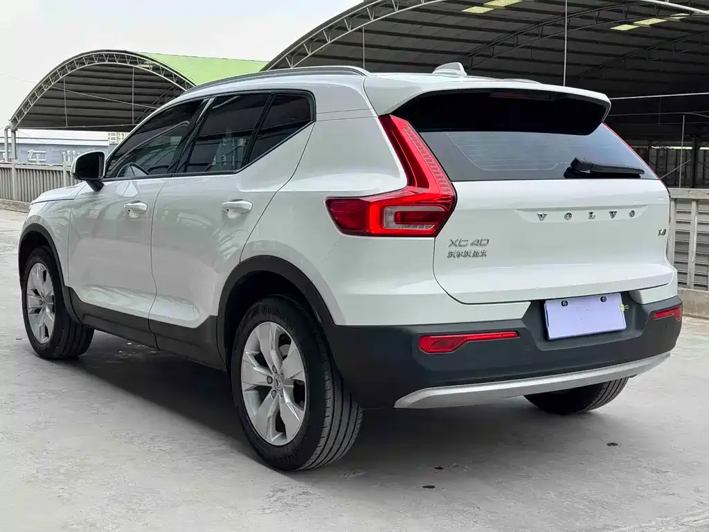 Volvo XC40 — фото 8
