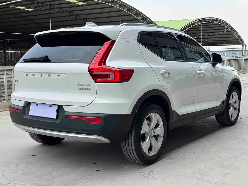 Volvo XC40 — фото 4