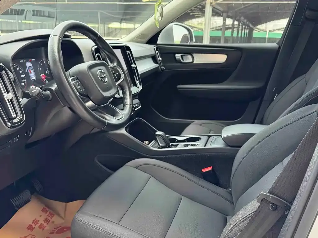 Volvo XC40 — фото 10