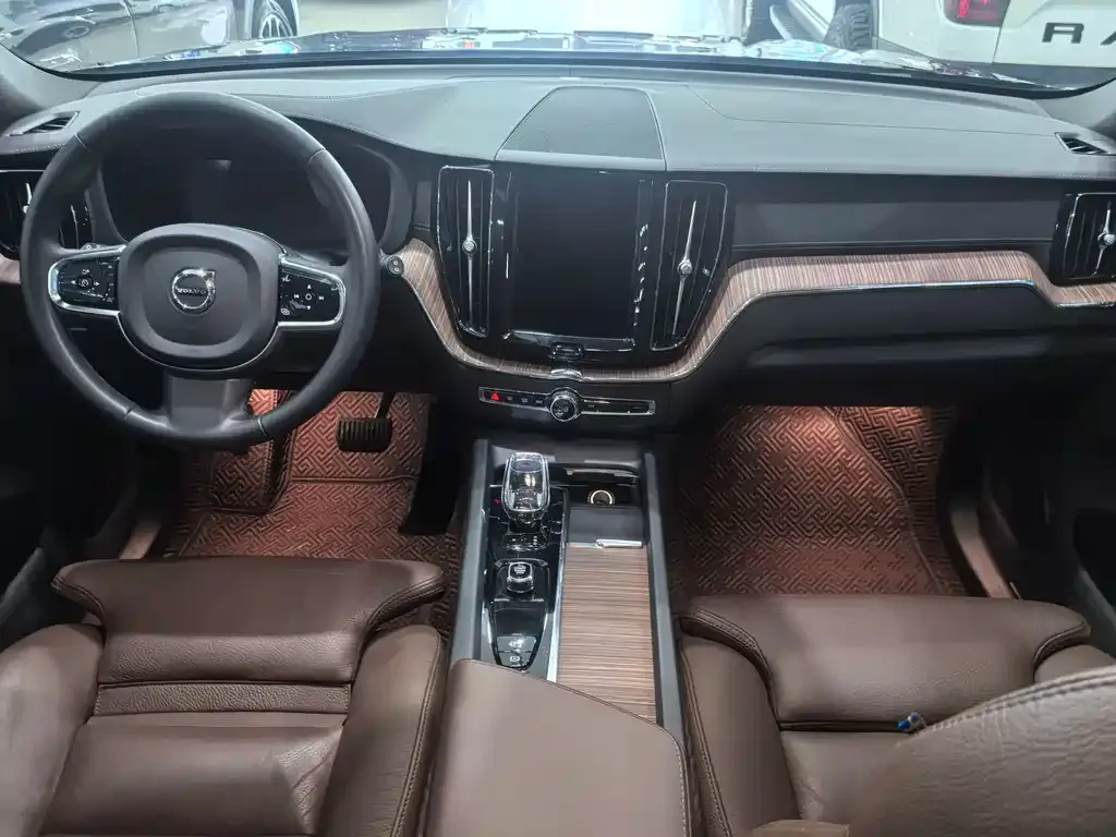 Volvo XC60 — фото 10