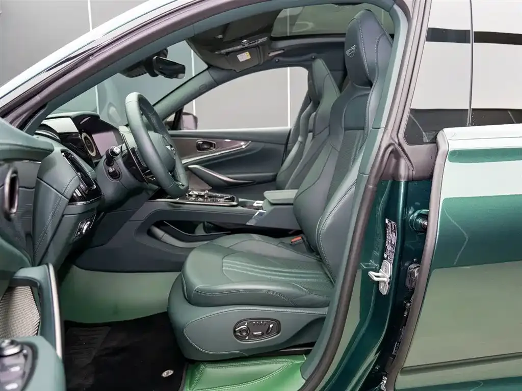 Aston Martin DBX 2025 из CN, фото 7