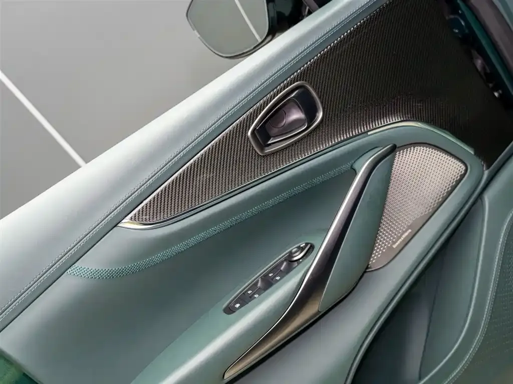 Aston Martin DBX 2025 из CN, фото 8