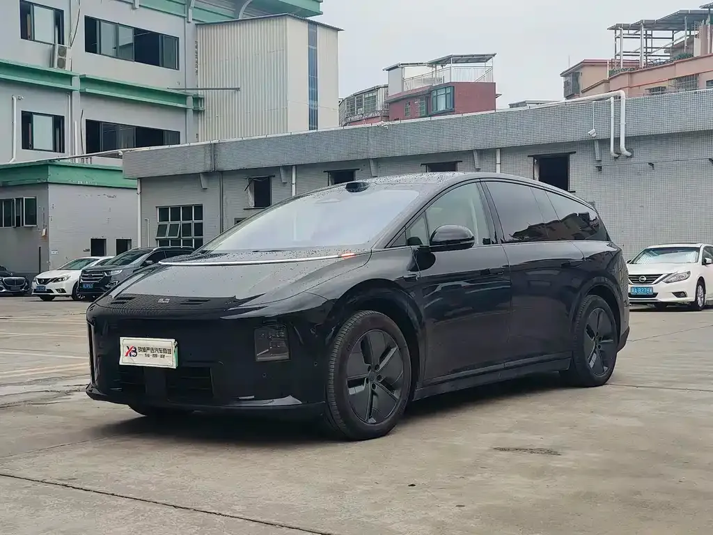 Li Auto i8 — фото 1