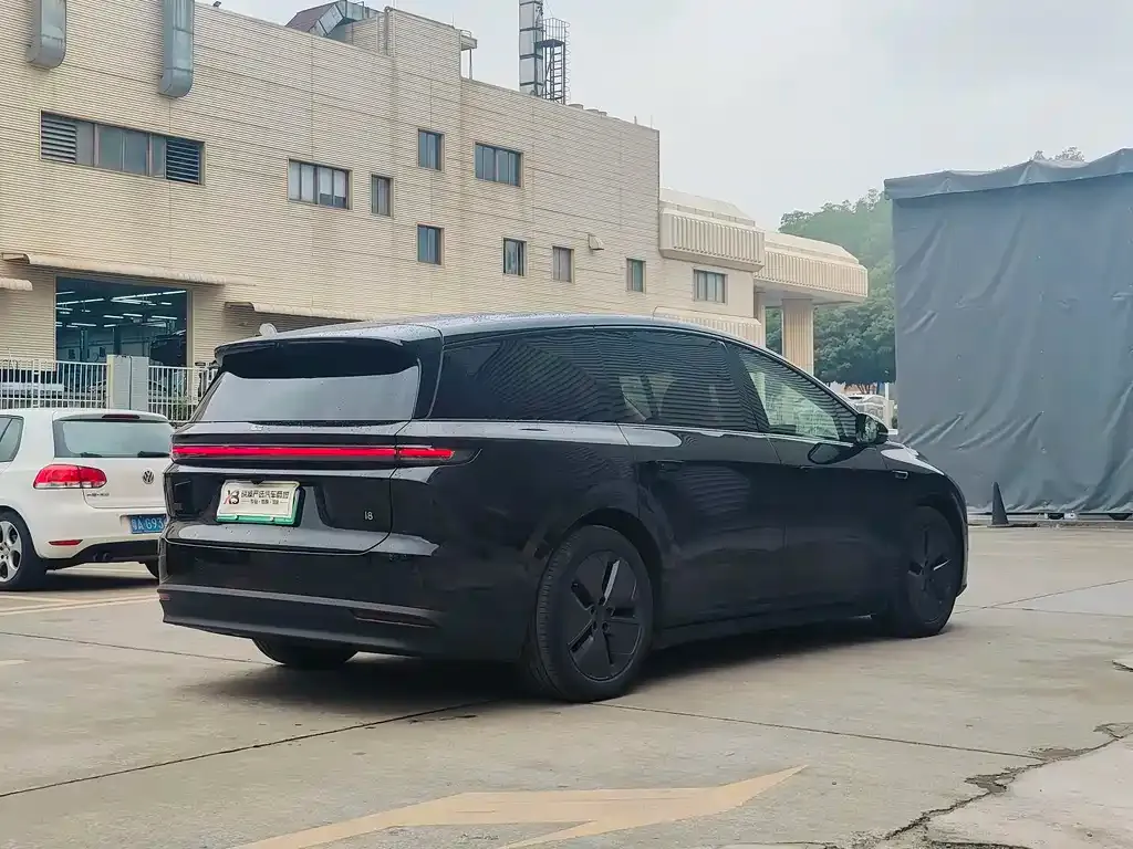 Li Auto i8 — фото 10