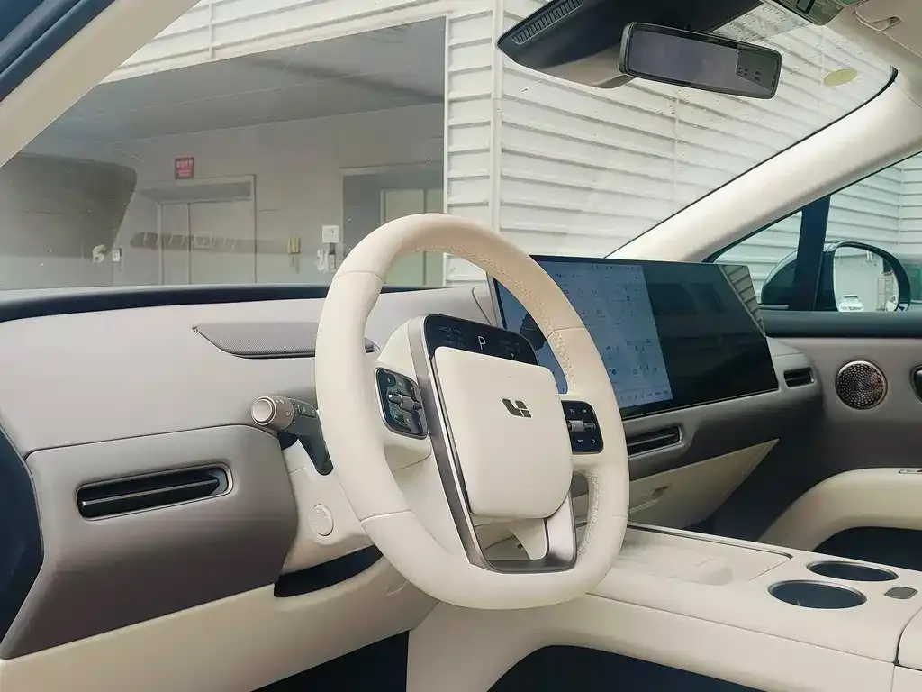 Li Auto i8 — фото 2