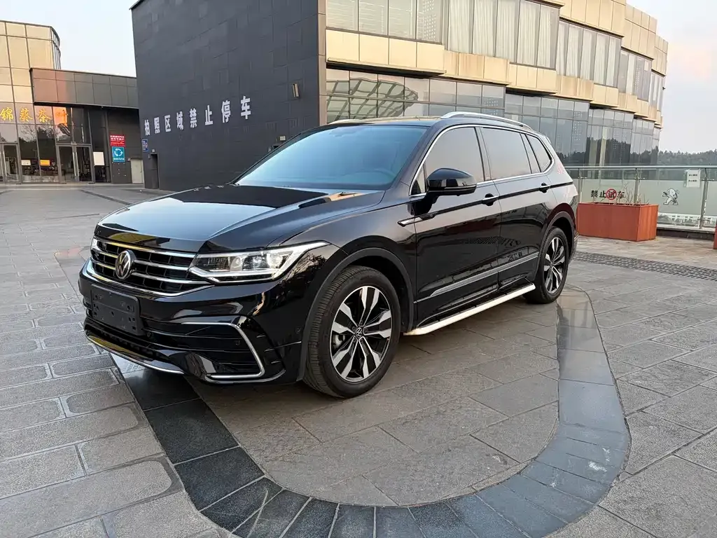 Volkswagen Tiguan L — фото 1