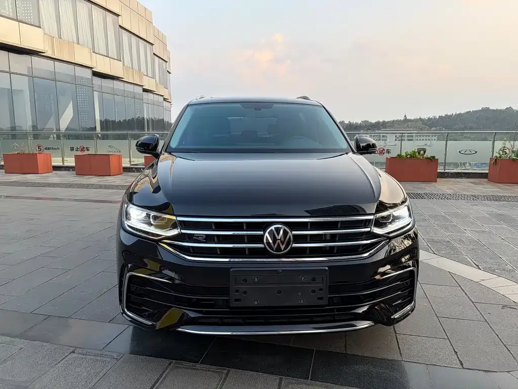 Volkswagen Tiguan L — фото 2