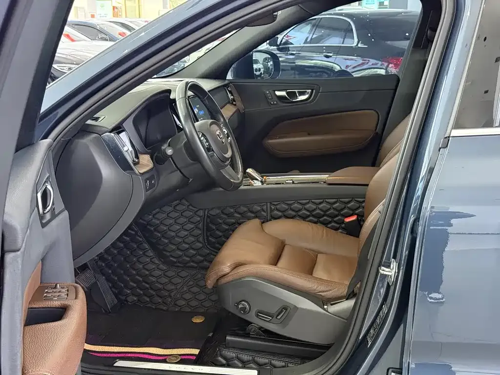 Volvo XC60 2022 из CN, фото 8