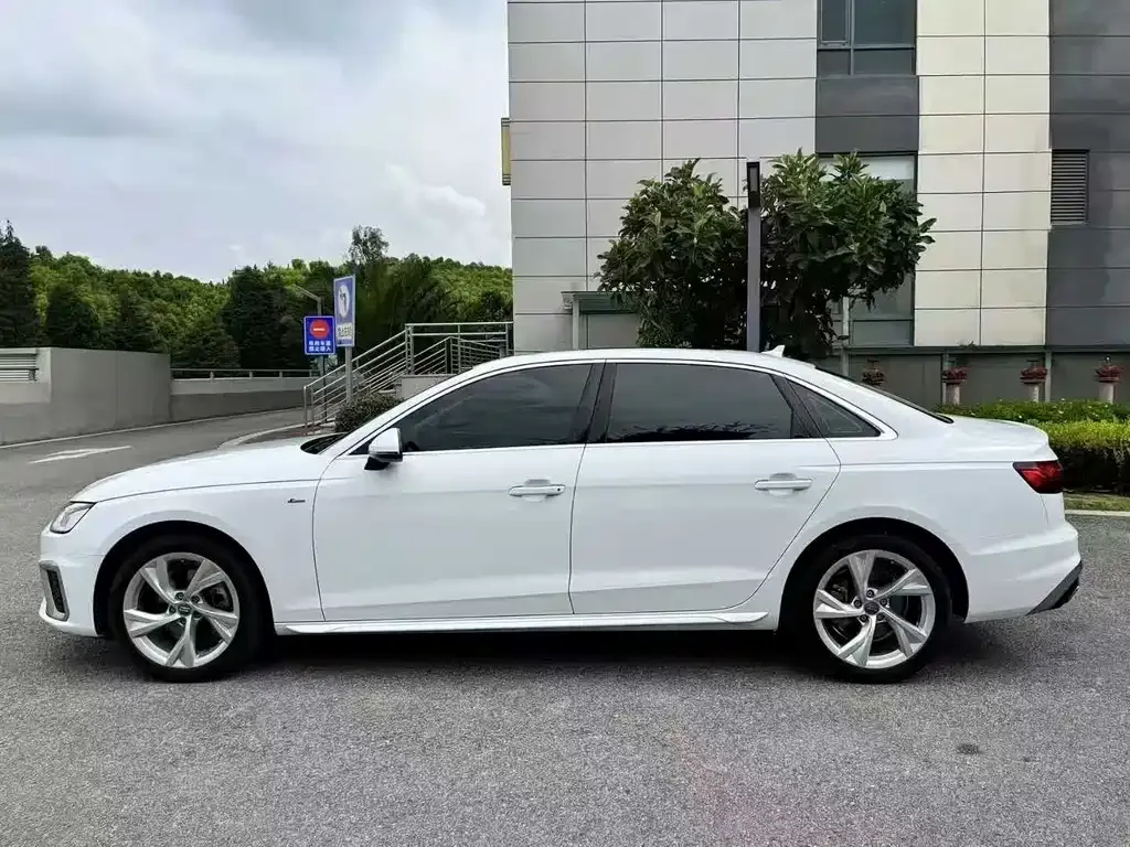 Audi A4L 2021 из CN, фото 4