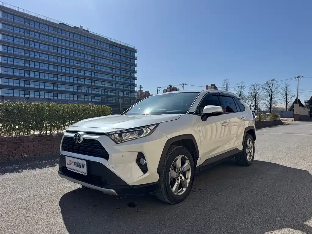 Toyota RAV4 — фото 1