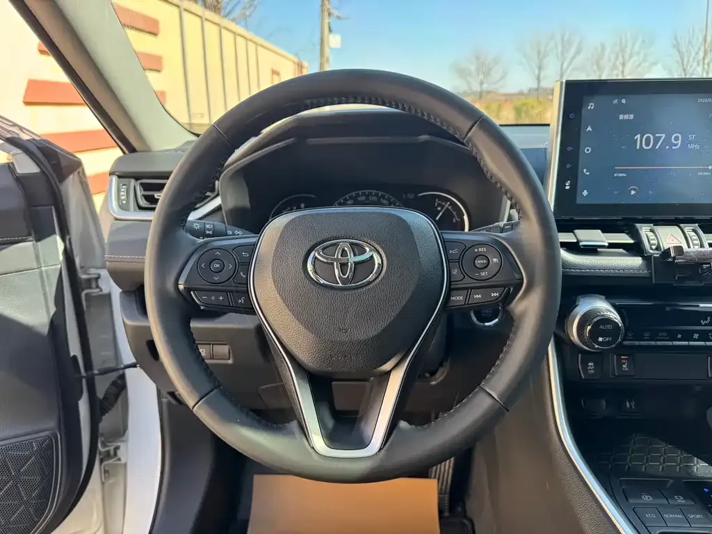 Toyota RAV4 — фото 6