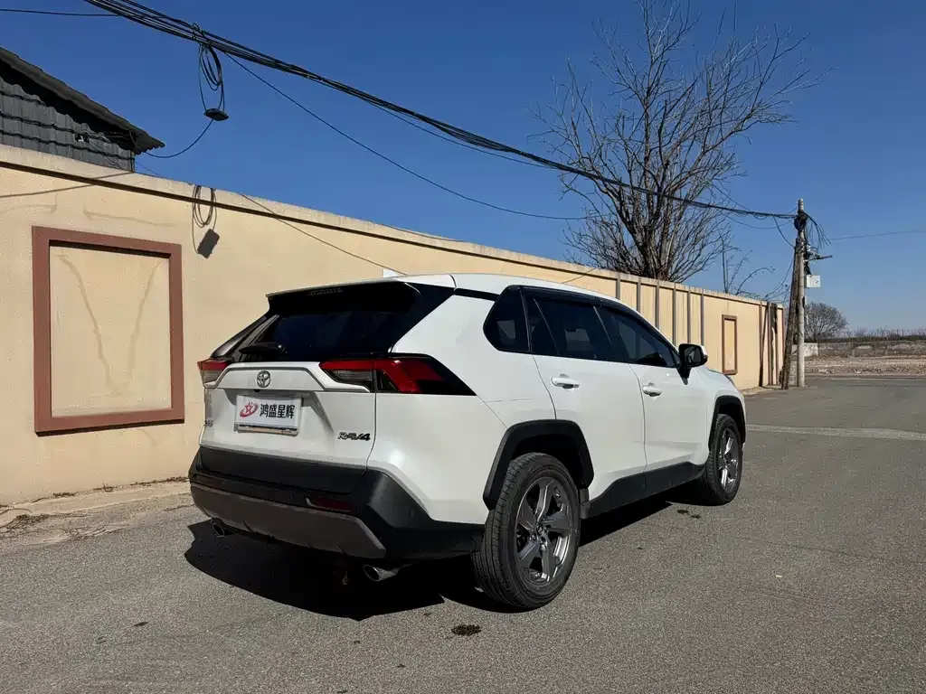 Toyota RAV4 — фото 3