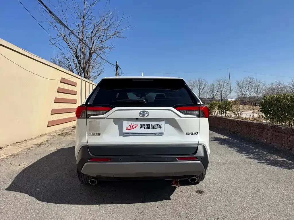 Toyota RAV4 — фото 8