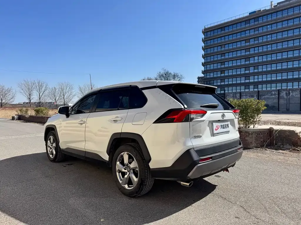 Toyota RAV4 — фото 9